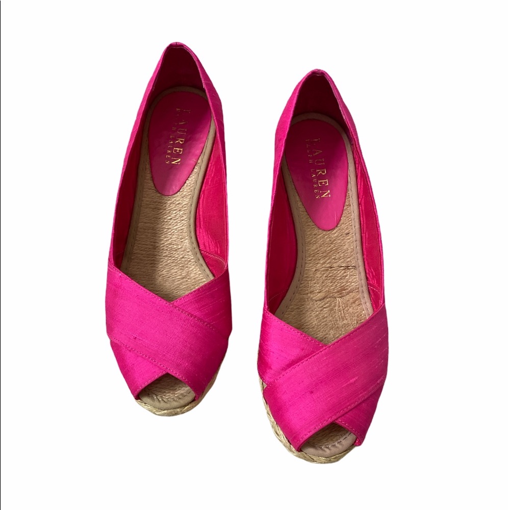 Women’s wedged peep toe shoe